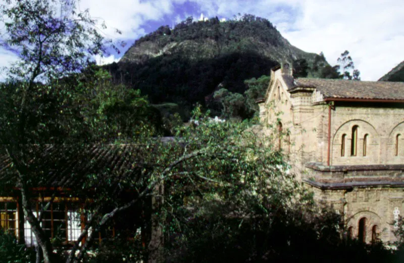 Edificio de la Universidad de los Andes. Al fondo el cerro de Monserrate.
 