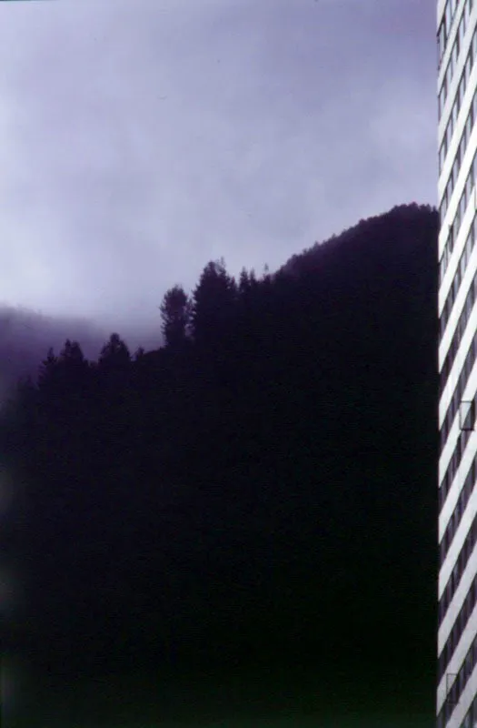 Página opuesta, Los cerros a la altura del Centro Internacional, testigos de la actividad financiera.