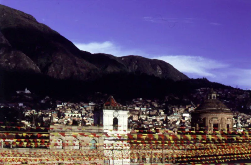 Los cerros desde la Plaza de Bolvar, con el campanario de la cpula de la iglesia de San Ignacio en primer plano. 