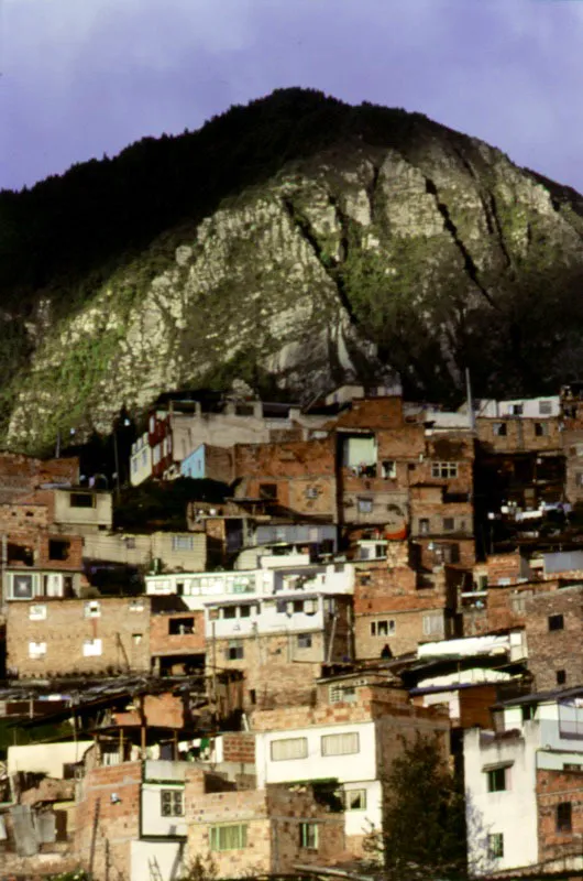 Desarrollo de la ciudad sobre los cerros del suroriente. 