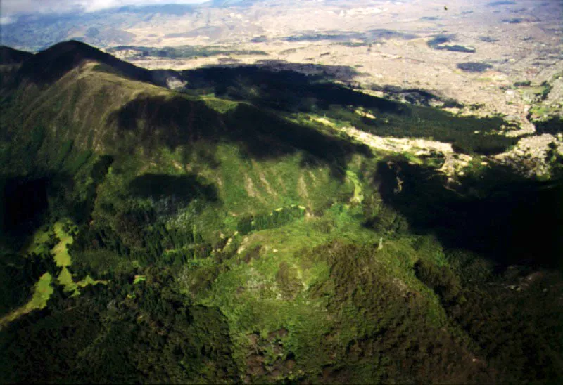 Crestas de los cerros a lo largo de su recorrido sobre la ciudad, con sus diferentes estados de conservacin ambiental. 