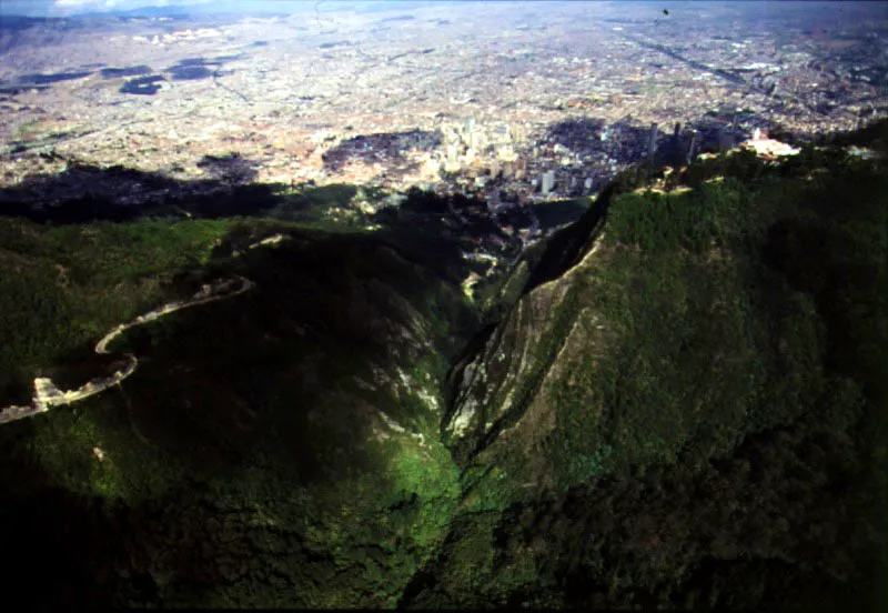 Boquern entre Monserrate y Guadalupe, visto desde el pramo de Cruz Verde. 