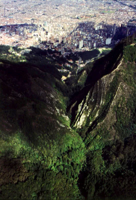 Panormica hacia la ciudad, desde el pramo de Cruz Verde. Boquern entre Monserrate y Guadalupe. 