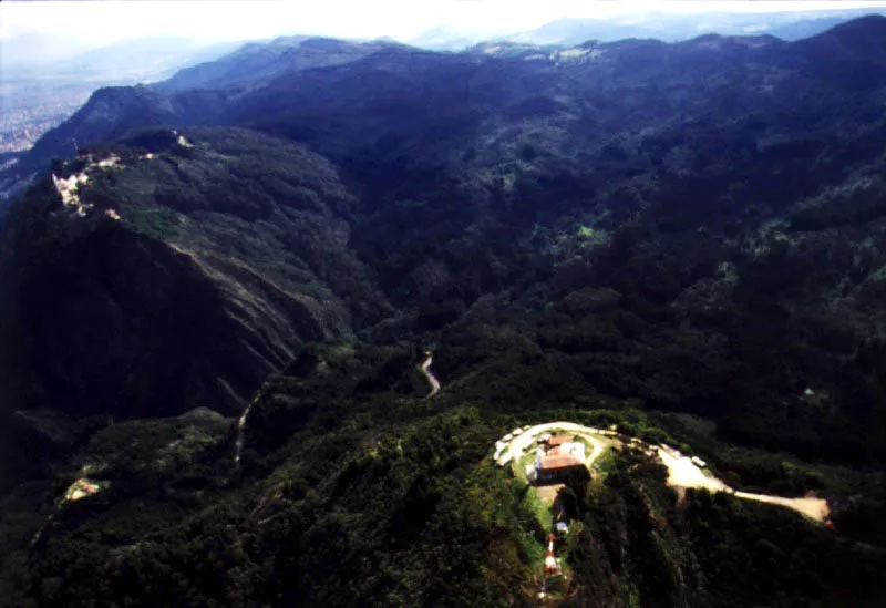 Guadalupe, Monserrate 
y los bosques del acueducto, desde 
el suroriente. 