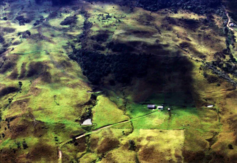 Aspectos del costado oriental de los cerros, sobre la cuenca del ro Teusac, donde pueden apreciarse las zonas de bosques, cultivos y reforestacin que se entremezclan en el rea. 