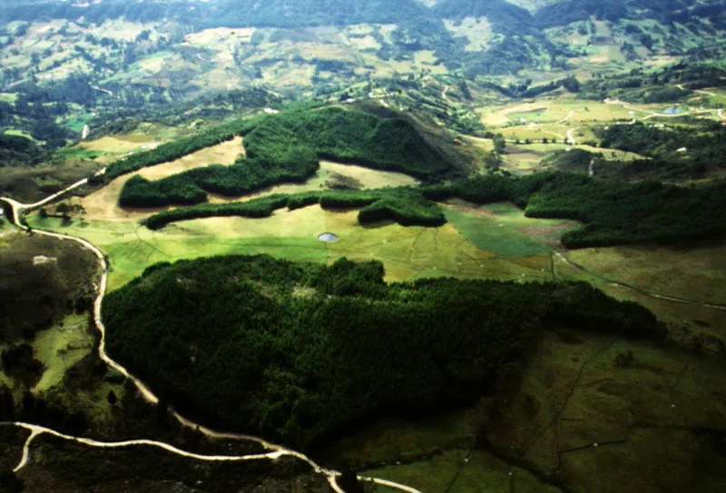 Aspectos del costado oriental de los cerros, sobre la cuenca del ro Teusac, donde pueden apreciarse las zonas de bosques, cultivos y reforestacin que se entremezclan en el rea. 