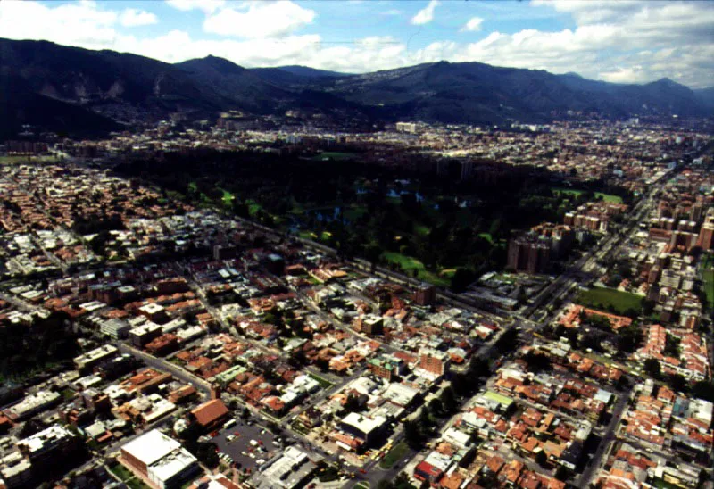 Country Club de Bogot, al norte de la ciudad, con los cerros al fondo. 