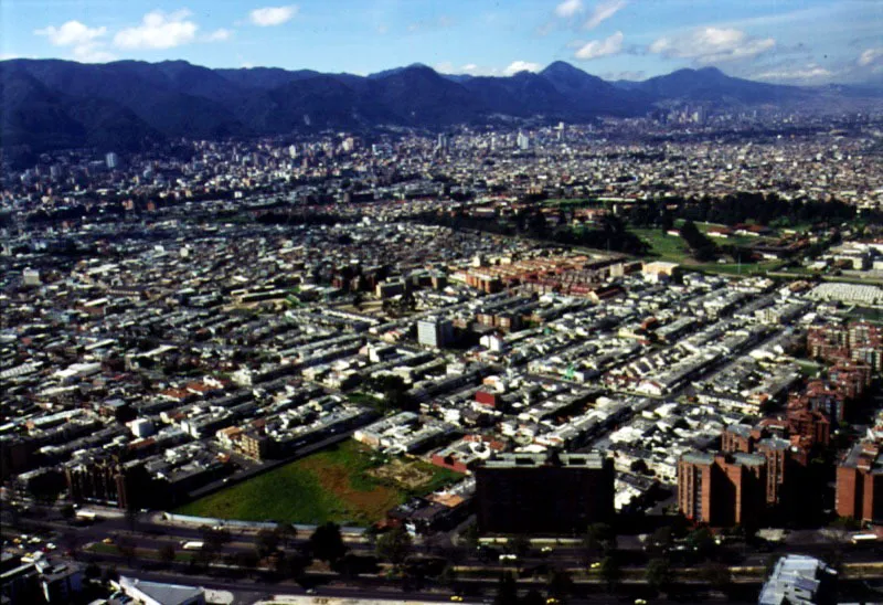 Avenida 68, Barrio Vizcaya, Escuela Militar y cerros al fondo. 