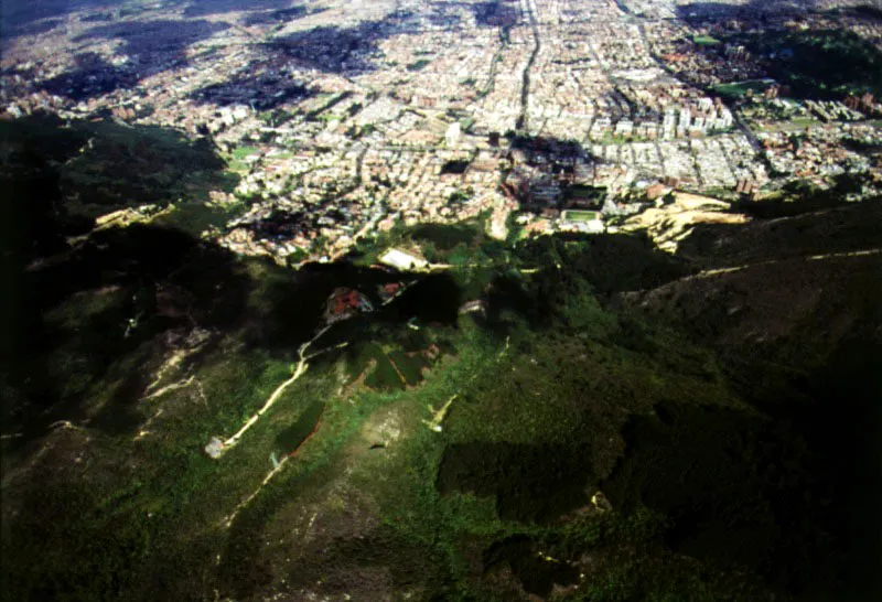 Crestas de los cerros a lo largo de su recorrido sobre la ciudad, con sus diferentes estados de conservacin ambiental. 