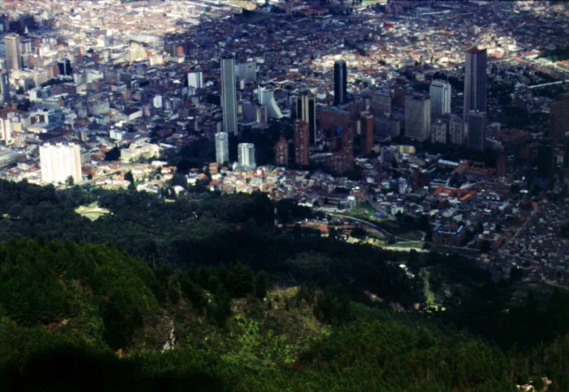 Crestas de los cerros a lo largo de su recorrido sobre la ciudad, con sus diferentes estados de conservacin ambiental. 