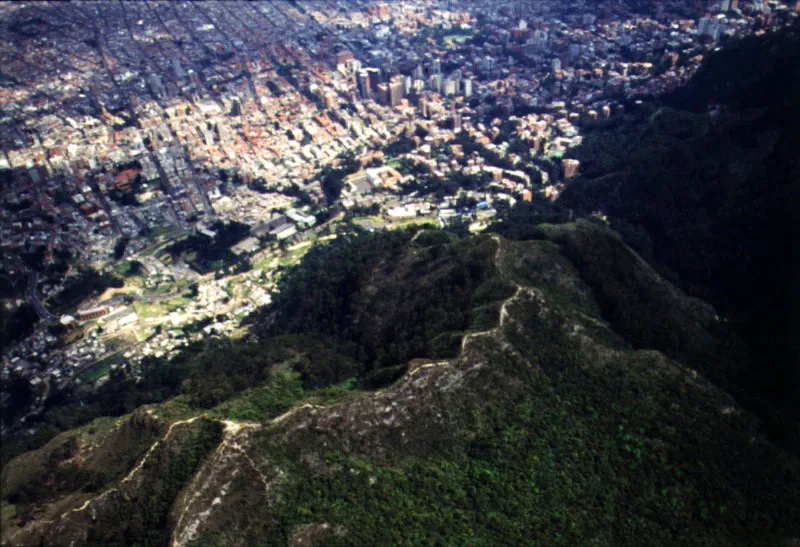 Crestas de los cerros a lo largo de su recorrido sobre la ciudad, con sus diferentes estados de conservacin ambiental. 