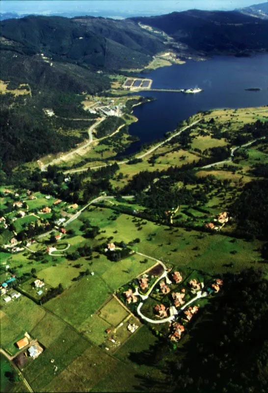 La ciudad se ha ido desplazando por detrs de los cerros, sobre el valle de La Calera y del ro Teusac, que forma la represa de San Rafael. 