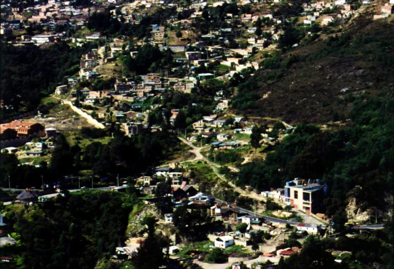 reas de invasin y urbanizacin desordenada sobre los cerros orientales. 