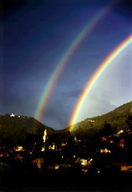 Doble arco iris sobre los cerros al atardecer: la magia renovadora de la naturaleza.  