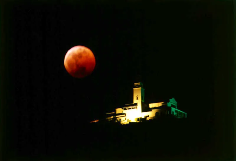 Comienza el eclipse sobre Monserrate. Una luna que parecera no pertenecer al presente sino al pasado y que reaparece milagrosamente. 