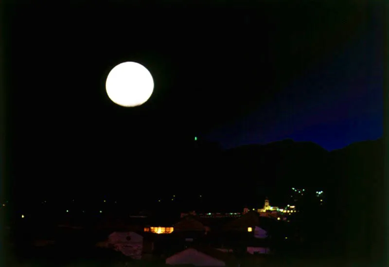 En medio de la oscuridad nocturna que todo lo devora, la luna expande una luz intensa sobre el barrio de La Candelaria y el cerro de Guadalupe. 