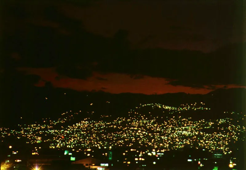 Al anochecer las reas ocupadas de los cerros semejan un tupido e iluminado pesebre urbano. 