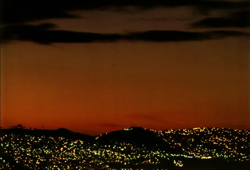 Al anochecer las reas ocupadas de los cerros semejan un tupido e iluminado pesebre urbano. 