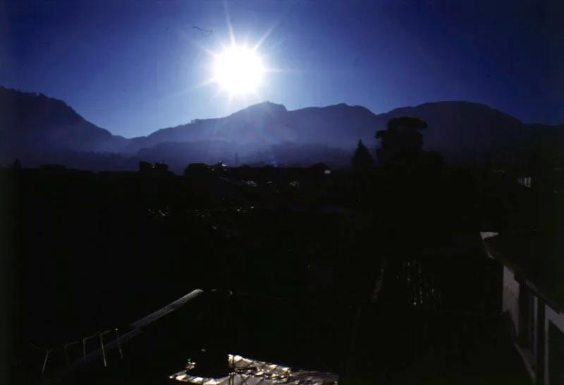 Amanecer sobre los cerros. Nada se interpone entre la luz del sol y la ciudad. 