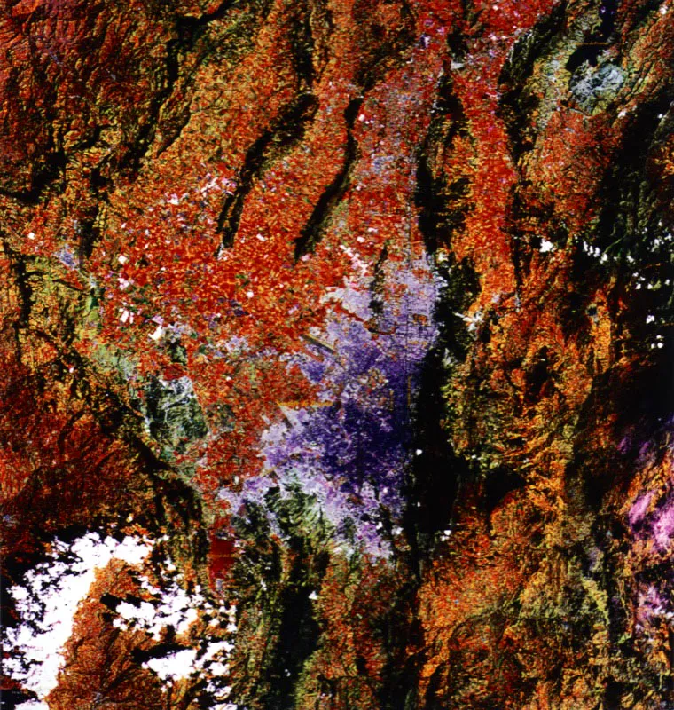Imagen satelital de Bogotá y los cerros: la ciudad se reconoce por su color azul, los cerros y la sabana se visualizan por el color rojo.