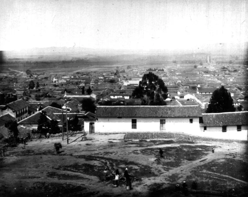 Vista general de Bogot. Superposicin de tres fotografas tomadas desde el mismo lugar en los cerros, ca. 1895. Henri Duperly. 