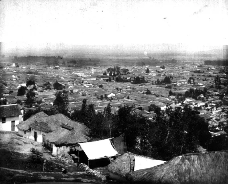 Vista general de Bogot. Superposicin de tres fotografas tomadas desde el mismo lugar en los cerros, ca. 1895. Henri Duperly. 