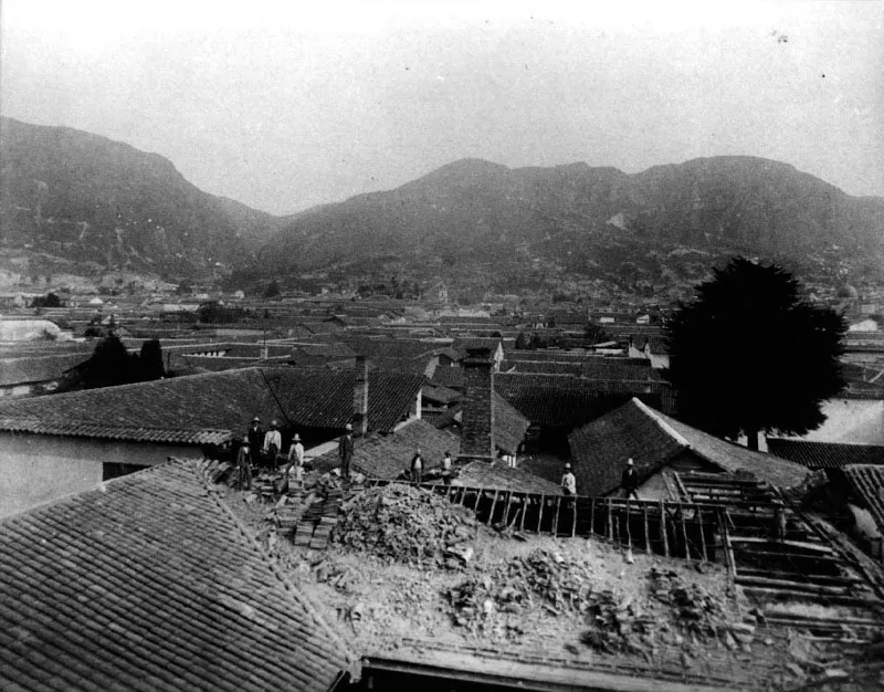 Construccin en Bogot con los cerros al fondo, 
ca. 1903. Fotografa de Henri Duperly. 