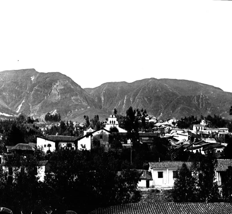 Panormica de Bogot con los cerros al fondo, ca. 1920. Fotografa 
de Mariano Sanz de Santamara. 