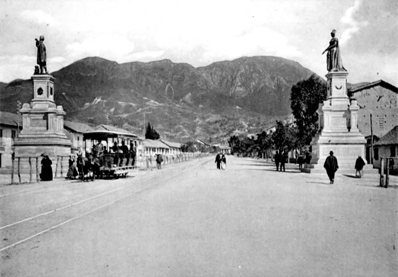 Avenida Coln y tranva de mulas con los cerros al fondo, ca. 1910. 