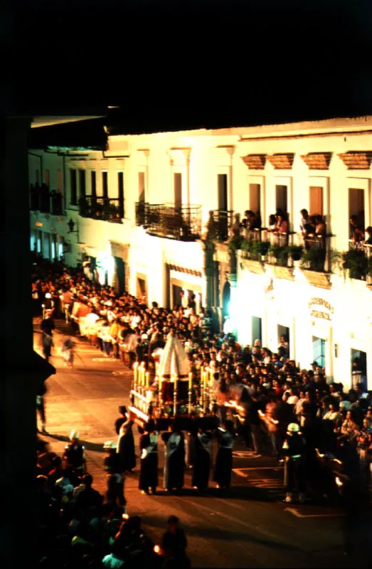 En las procesiones nocturnas de Martes, Mircoles, Jueves y Viernes Santo, los cargueros llevan "tnicos" color azul oscuro y "paos" blancos. En la procesin del Seor Resucitado, que desde hace algunos aos desfila en la noche del Sbado Santo, llevan "tnicos" blancos y "paos" morados.
 