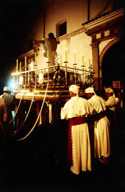 En las procesiones nocturnas de Martes, Mircoles, Jueves y Viernes Santo, los cargueros llevan "tnicos" color azul oscuro y "paos" blancos. En la procesin del Seor Resucitado, que desde hace algunos aos desfila en la noche del Sbado Santo, llevan "tnicos" blancos y "paos" morados. 