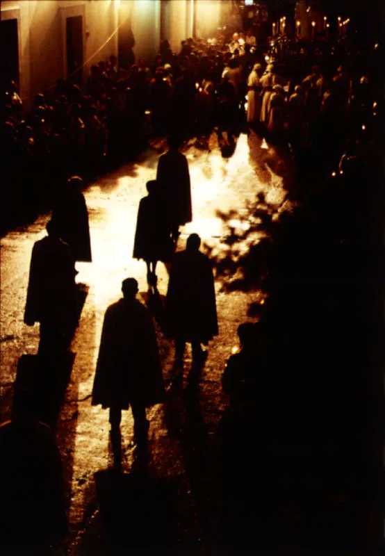 Luces y sombras en el desfile de los Caballeros y Damas del Santo Sepulcro. Procesin del Viernes Santo.  