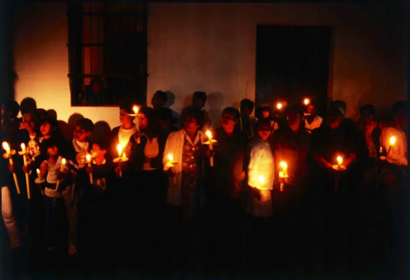 En todas las tradiciones espirituales, el fuego ha simbolizado la comunicacin entre los seres humanos y las fuerzas superiores. Los alumbrantes son personajes centrales de las procesiones. 