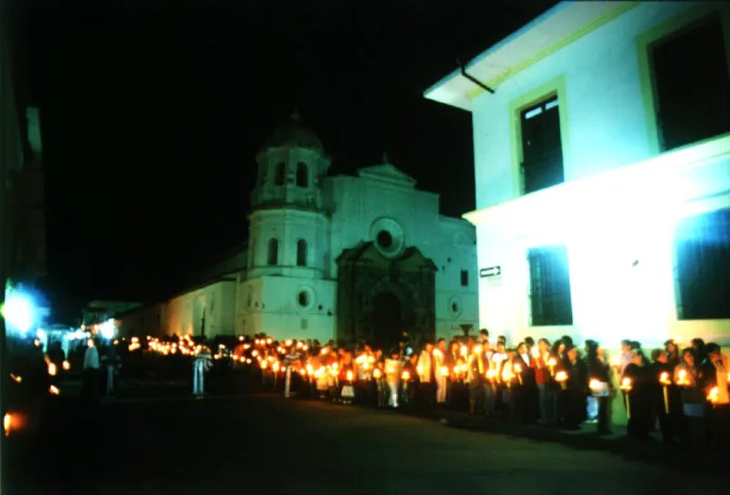 La Procesin pasa frente a la iglesia de Santo Domingo.  "Si buscas la bienaventuranza, caminas por un sendero que ha estado ah todo el tiempo, esperndote...". Joseph Campbell. 
 