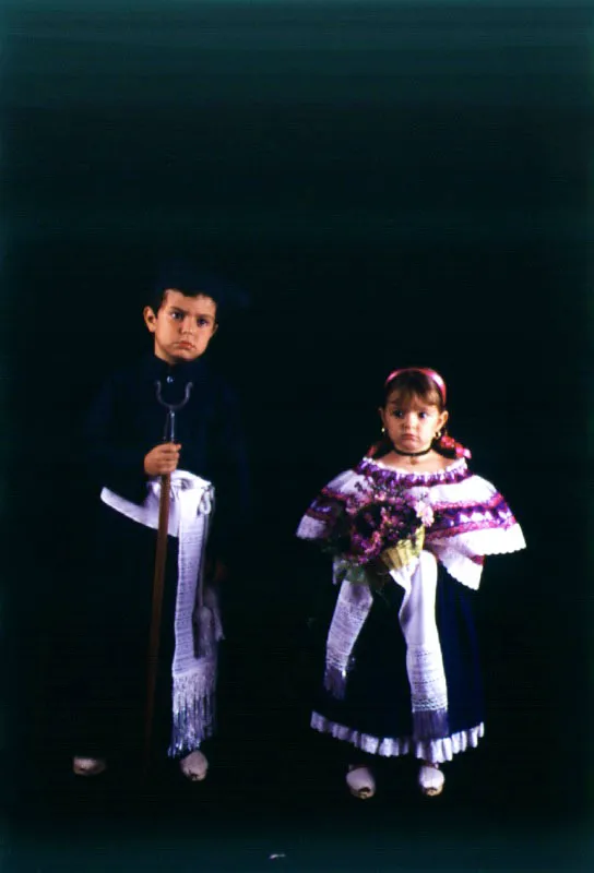 Cargueros y sahumadoras de las "procesiones chiquitas". Desde su ms temprana infancia, las nias y los nios de Popayn se inician en los solemnes y al mismo tiempo ldicos rituales de la Semana Santa.
 