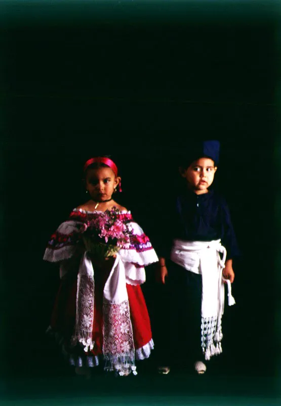 Cargueros y sahumadoras de las "procesiones chiquitas". Desde su ms temprana infancia, las nias y los nios de Popayn se inician en los solemnes y al mismo tiempo ldicos rituales de la Semana Santa. 