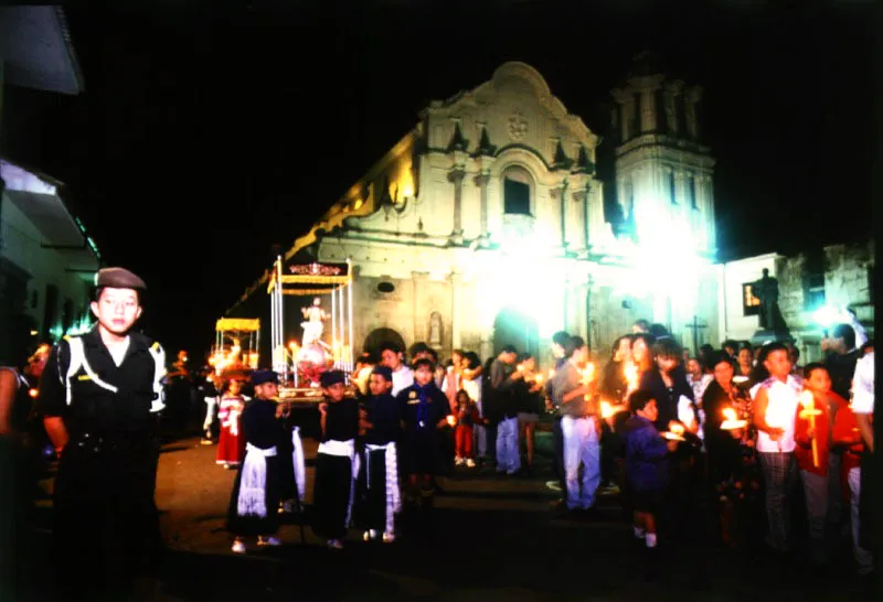 Procesin chiquita correspondiente al Jueves Santo, frente a la iglesia de San Francisco. 
 