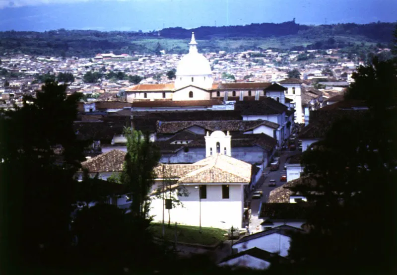 Un aspecto de la ciudad, con La iglesia de La Ermita, en primer plano, y la cpula de la Catedral, vistas desde el templo de Beln. 