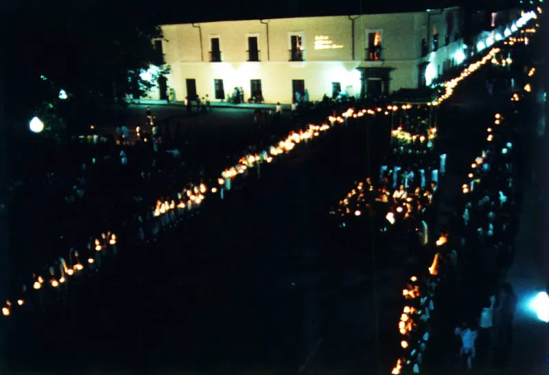 La procesin a su paso por el Parque de Caldas.
Cuenta una leyenda local, seguramente apcrifa, que una noche, inicindose la Colonia, la ciudad se salv de ser destruida porque los indios, que desde las montaas vecinas se disponan a atacarla, vieron aparecer en medio de la oscuridad un "gusano de fuego" y huyeron aterrorizados, abandonando sus propsitos. El "gusano de fuego", supuestamente, eran las hileras de alumbrantes de una de las primeras procesiones nocturnas que se celebraron en Popayn hace ms de 400 aos. 