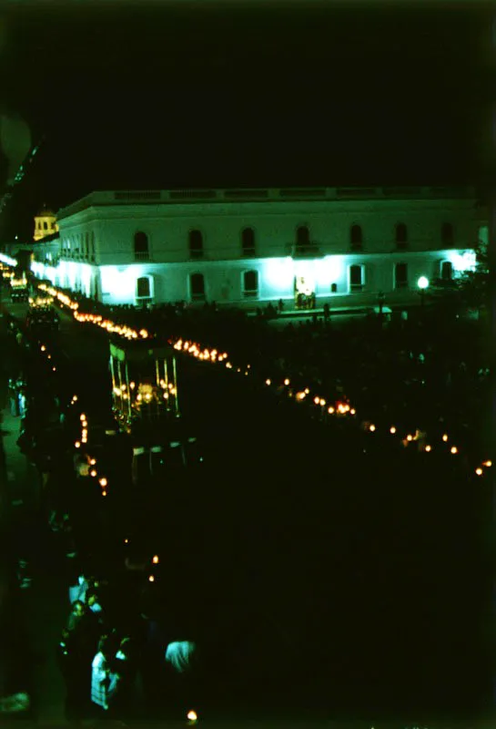 Una de la procesiones a su paso frente a la Alcalda de Popayn.
 