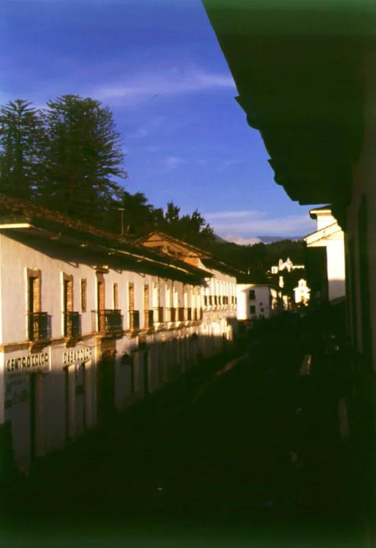 Calle Quinta con las iglesias La Ermita y Beln. 