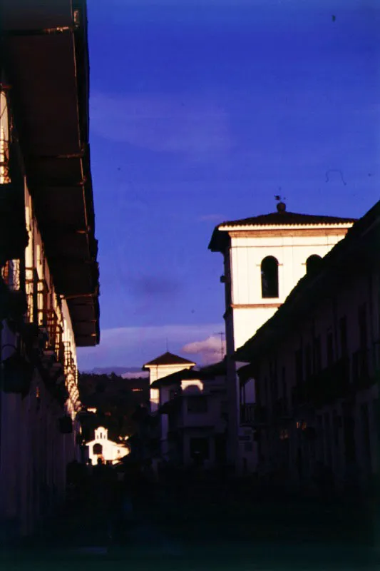 La Torre del Reloj y la Torre de la Encarnacin recortadas sobre el cielo azul de Popayn, con la iglesia de La Ermita al fondo. 
 