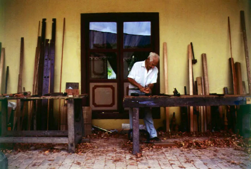 Durante todo el ao, artesanos muy especializados de la ciudad reparan y reconstruyen las andas de los pasos.
 