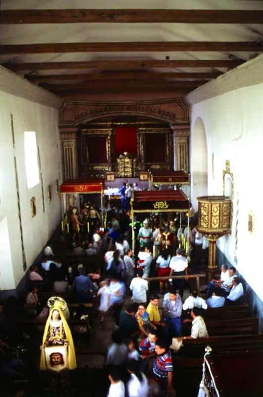 Interior de la iglesia La Ermita. Cada ao se renuevan los ritos de la Semana Santa, que en 1998 completaron 450 aos de existir en Popayn, lo cual permite que a pesar de que slo de manera excepcional cambie o se agregue alguna imagen, o se modifique levemente alguno de los personajes tradicionales, las procesiones siempre sean inditas, aun para quienes en una u otra forma, ao tras ao, participan de ellas.
 