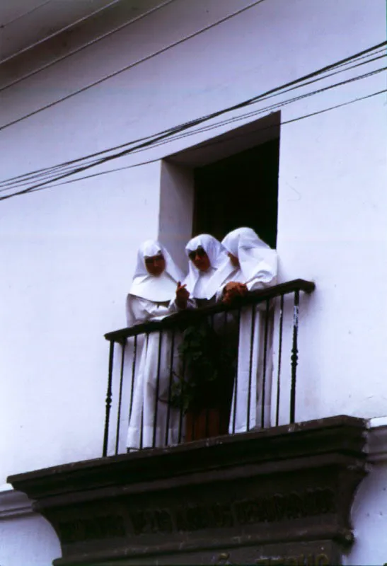 En el pasado a las monjas de clausura slo se les permita ver las procesiones a travs de "balcones secretos". Hoy esa restriccin ha desaparecido. 