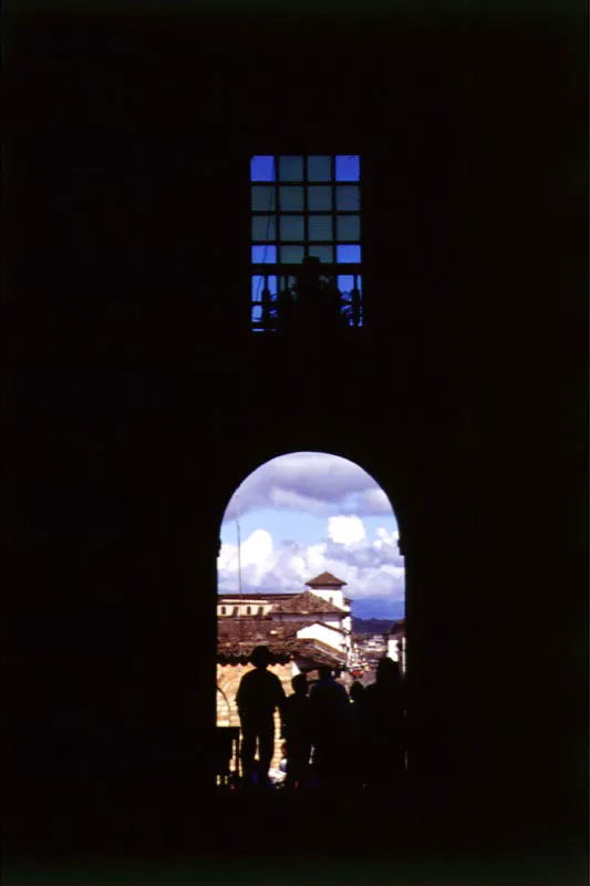 Aspecto de la calle quinta y torre de la iglesia de La Encarnacin vista desde adentro de la iglesia de La Ermita.
 