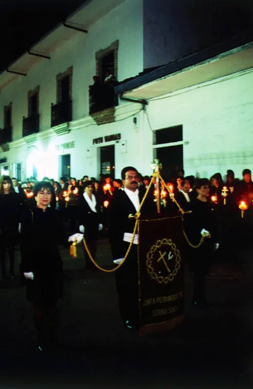 Cada noche porta el estandarte de la Junta Pro-Semana Santa una autoridad diferente: el Martes, el Alcalde de Popayn y sus secretarios; el Mircoles, el Comandante de la Polica y sus oficiales; el Jueves, el Comandante y los oficiales del Ejrcito; el Viernes, el Rector de la Universidad con los decanos, y el Sbado, el Gobernador del Departamento del Cauca y su gabinete. 