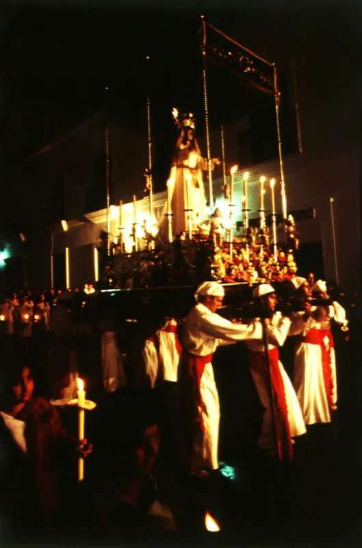 Al contrario de "Las Dolorosas" que desfilan en las procesiones del Martes al Viernes Santo, Nuestra Seora de la Pascua simboliza la alegra de la Resurreccin. 
 