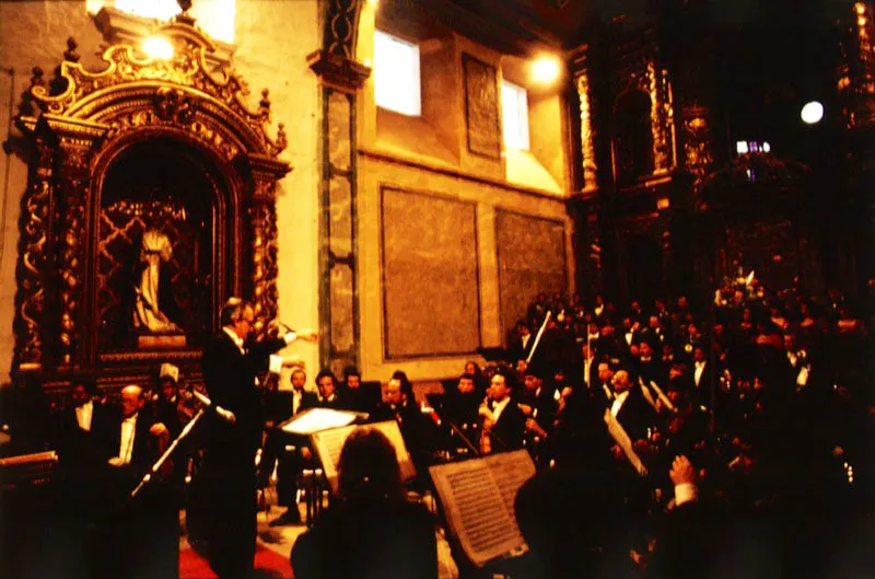 La Sinfnica del Valle y el Coro de Cmara de Popayn, bajo la direccin de Agustn Cullel, en la iglesia de La Encarnacin.
 