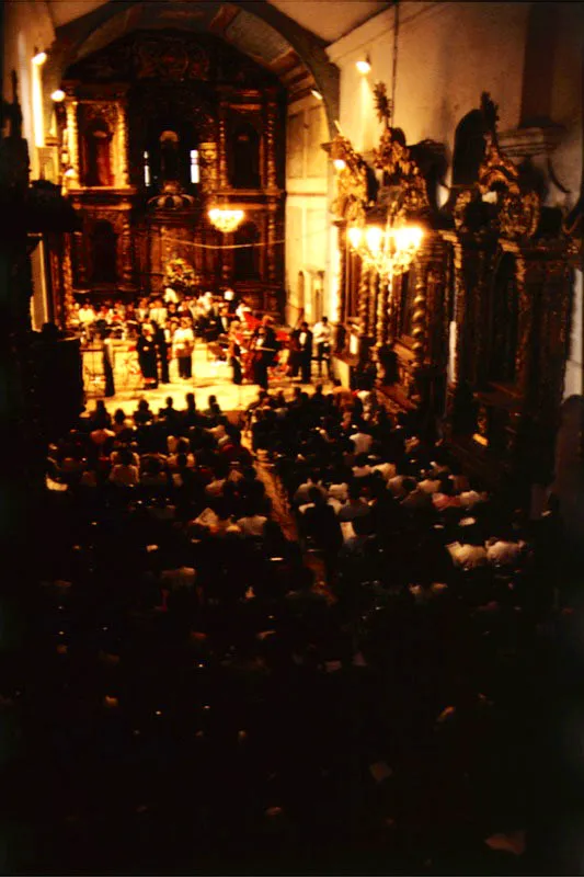 Concierto de la Orquesta de Cámara de Caldas, dirigida por el violinista Carlos Rocha, en el templo de La Encarnación.
"El público ha respondido admirablemente. La ciudad tiene un ambiente extraordinario. Es un ambiente totalmente excepcional, por sus procesiones, sus preciosas casas coloniales, que afortunadamente lo han mezclado con música seria y con manifestaciones artísticas de muy alta categoría. Estoy muy contento de que se hayan llevado a cabo estos conciertos. Para mí es un honor volver a Popayán". Rafael Puyana.